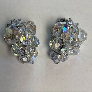 Beautiful vintage cluster clear stone that sparkle clip on earrings.